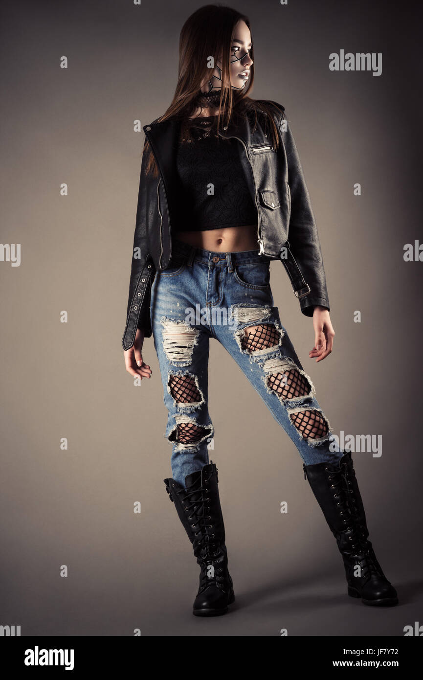 Bella moda ragazza adolescente in giacca di pelle e jeans strappati Foto  stock - Alamy