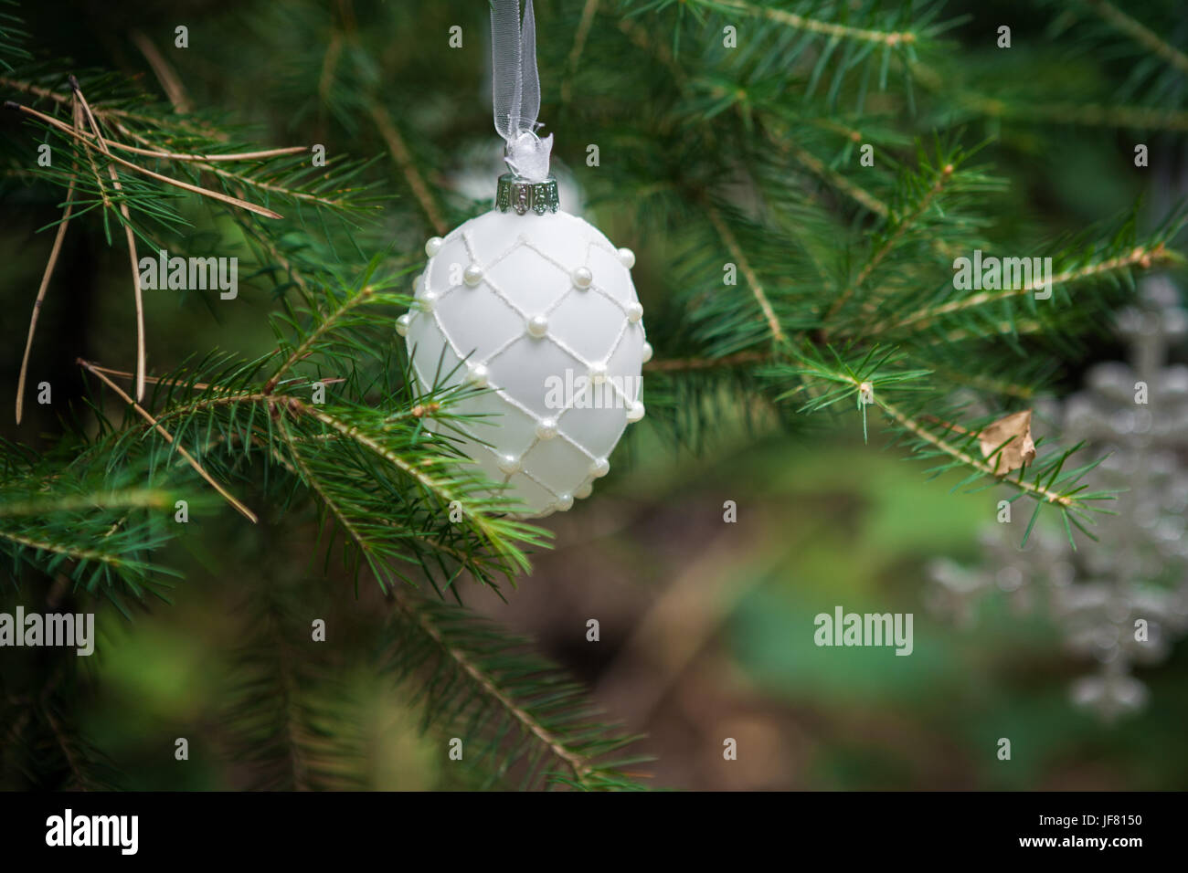 Addobbi natale pallina su di un albero di Natale Foto Stock