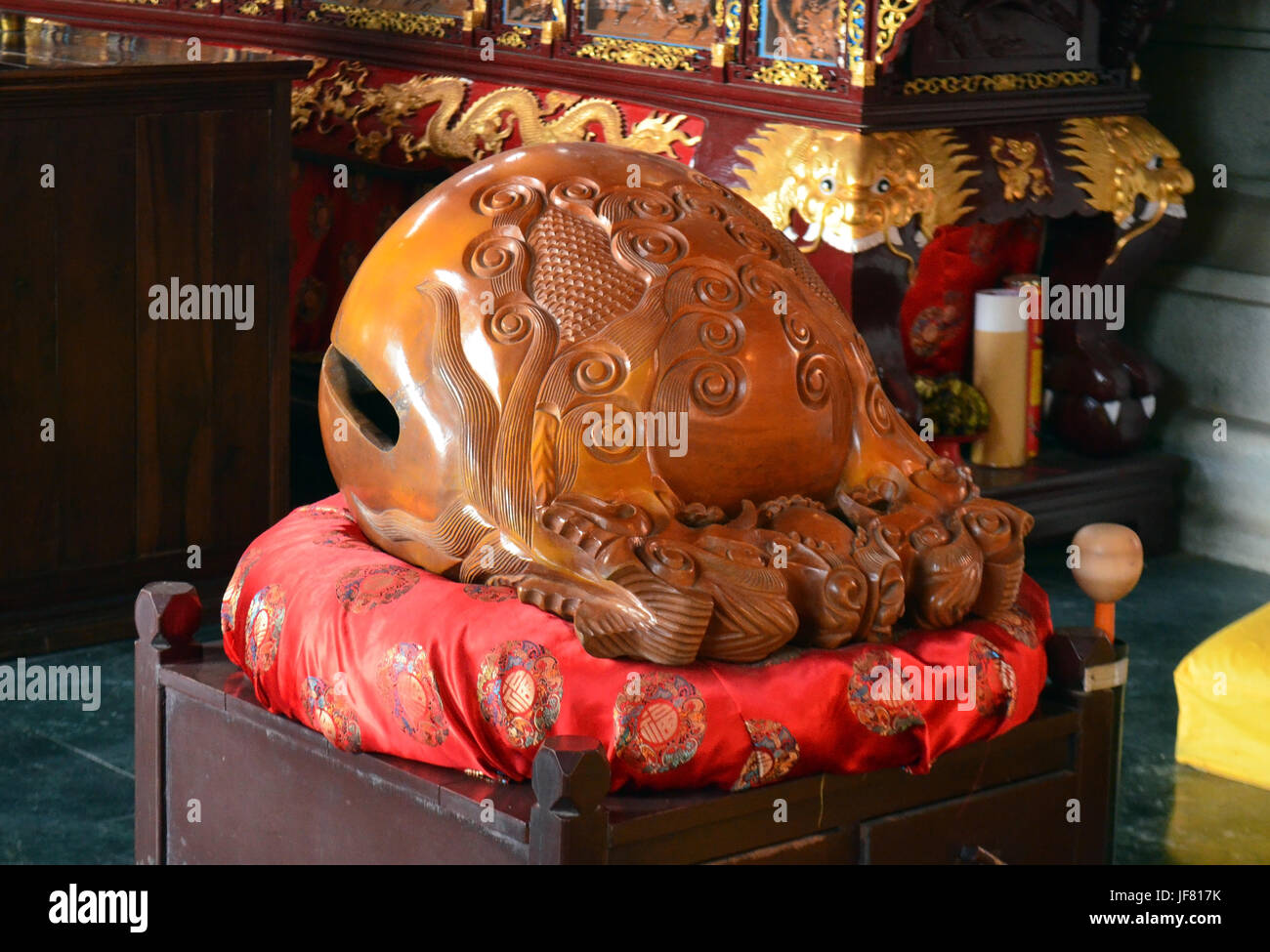 Pesci di legno Wakeful Drum s muyu in cinese tempio buddista a Lumbini, Nepal. Foto Stock
