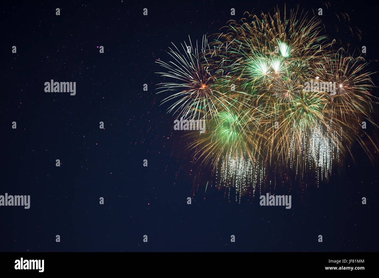 Incredibile verde oro celebrazione fuochi d'artificio che si trova a destra oltre il cielo notturno, copia dello spazio. Giorno di indipendenza, 4 luglio, le vacanze di Capodanno Saluto bac Foto Stock