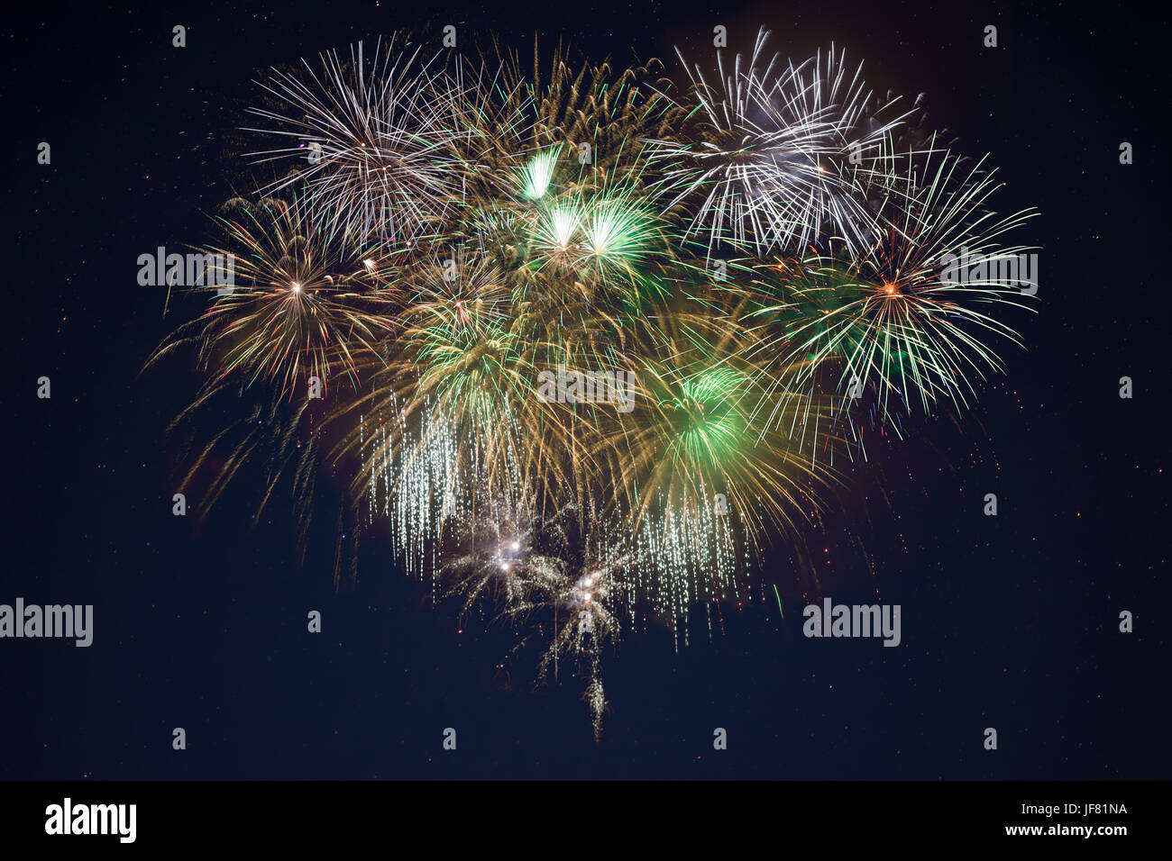 Scintillante verde oro celebrazione fuochi d'artificio oltre il cielo stellato. Giorno di indipendenza, 4 luglio, le vacanze di Capodanno Saluto sfondo. Foto Stock