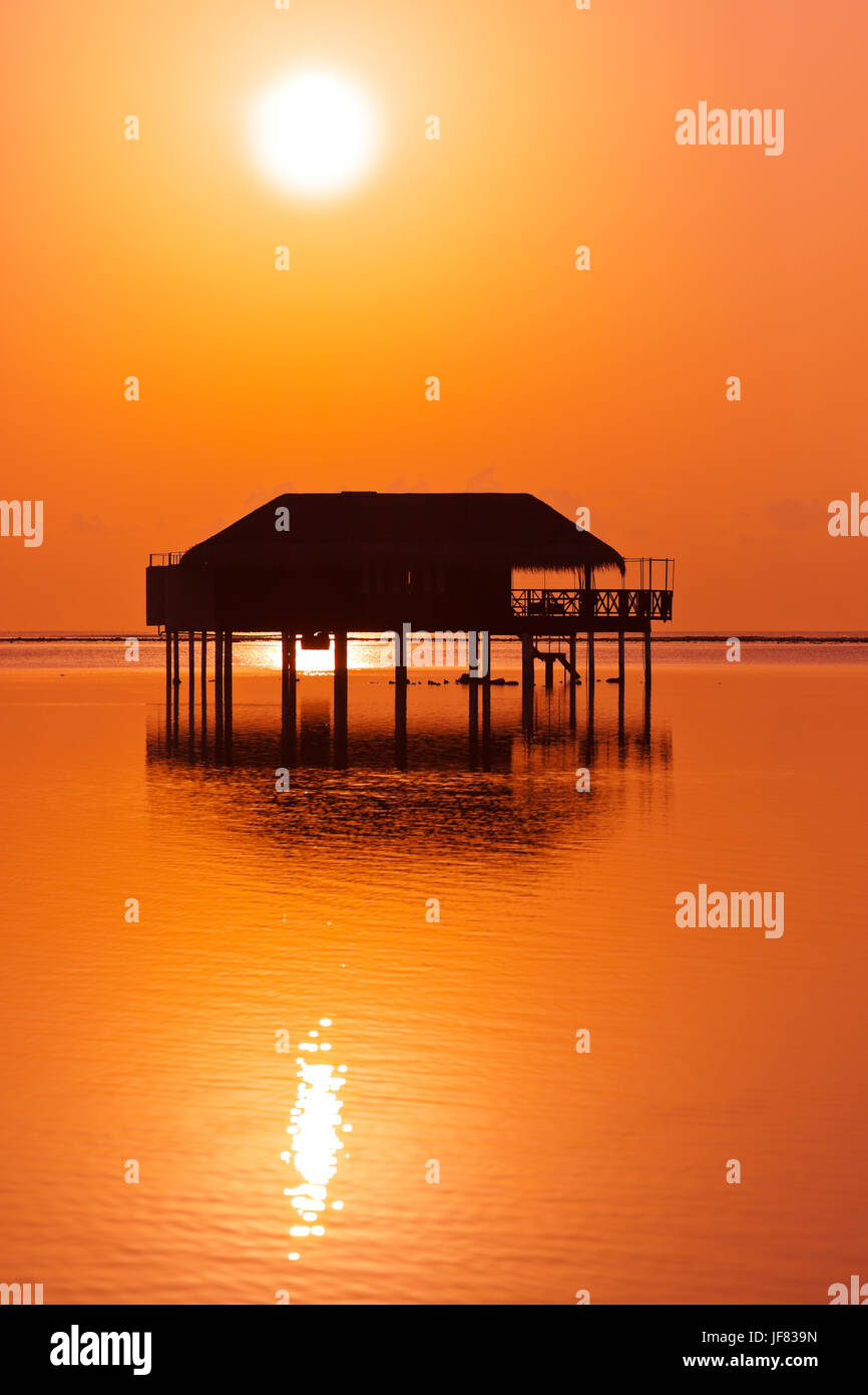I bungalow sull'acqua sulle isole Maldive Foto Stock
