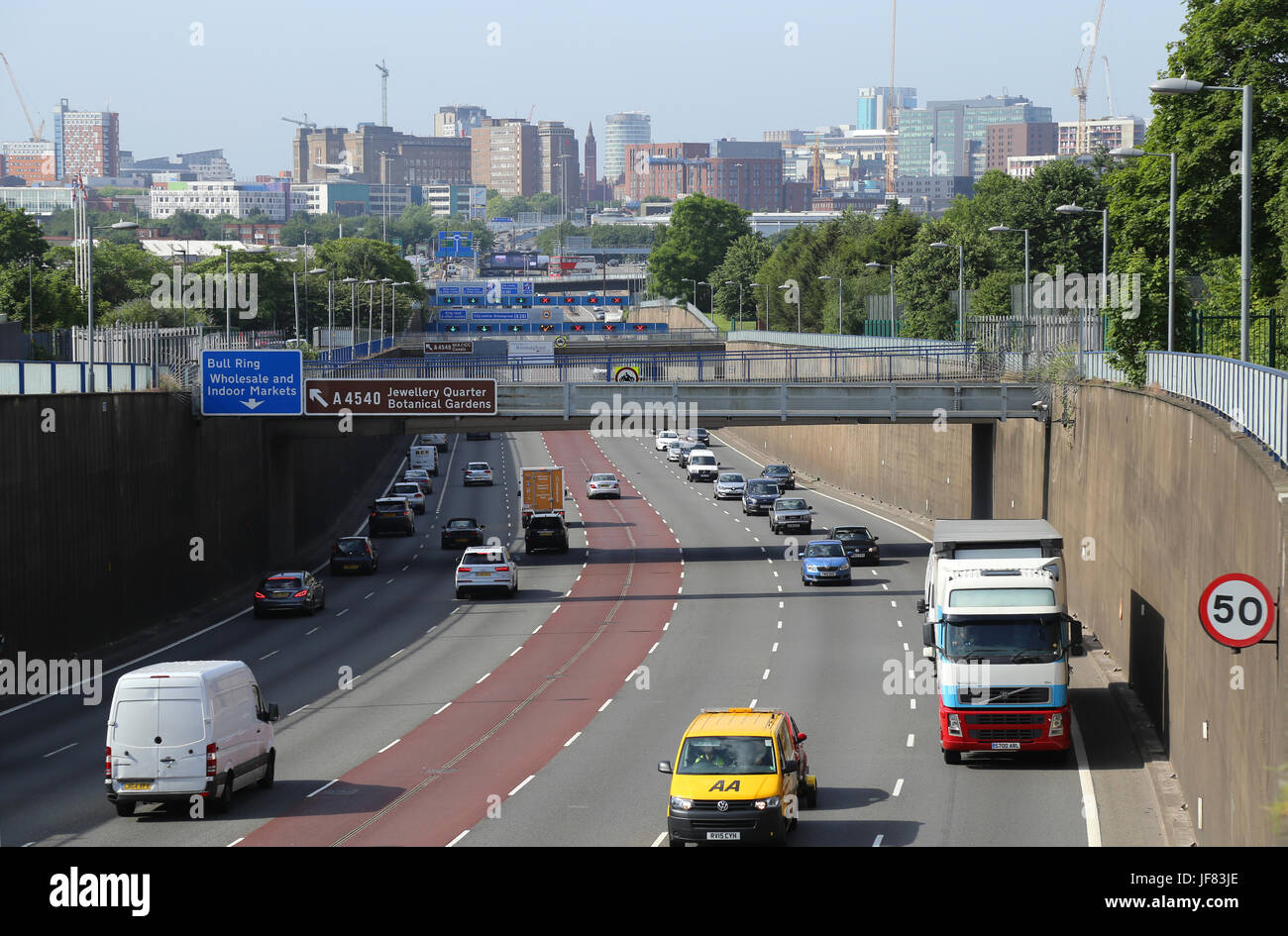 La A38M Aston Expressway, guardando verso lo skyline del centro cittadino di Birmingham, UK. Foto Stock
