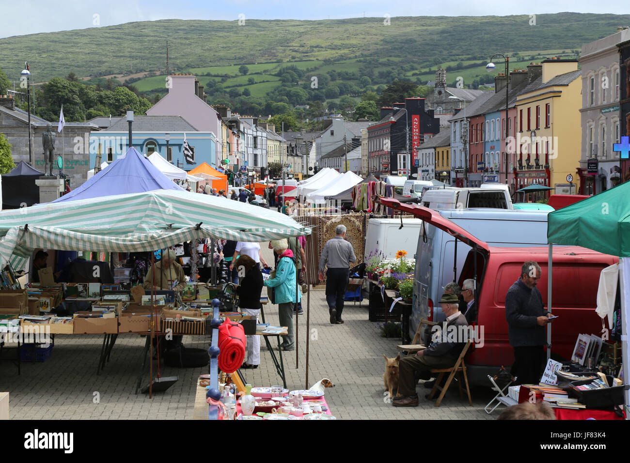 Il settimanale mercato del venerdì, nella città di Bantry, County Cork, Irlanda. Foto Stock