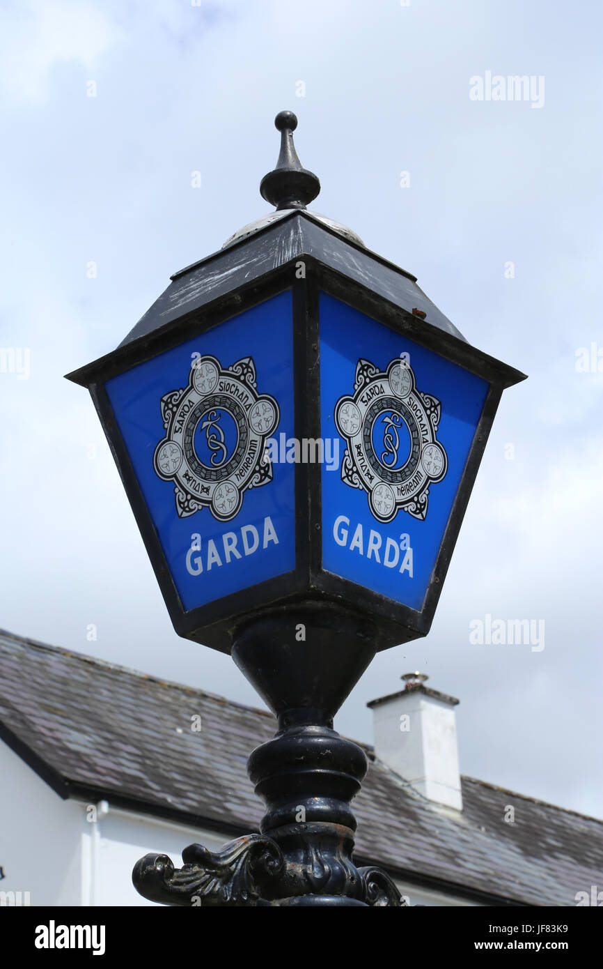 Una lanterna blu recante il titolo e le insegne della polizia irlandese service - il Garda Siochana. Foto Stock