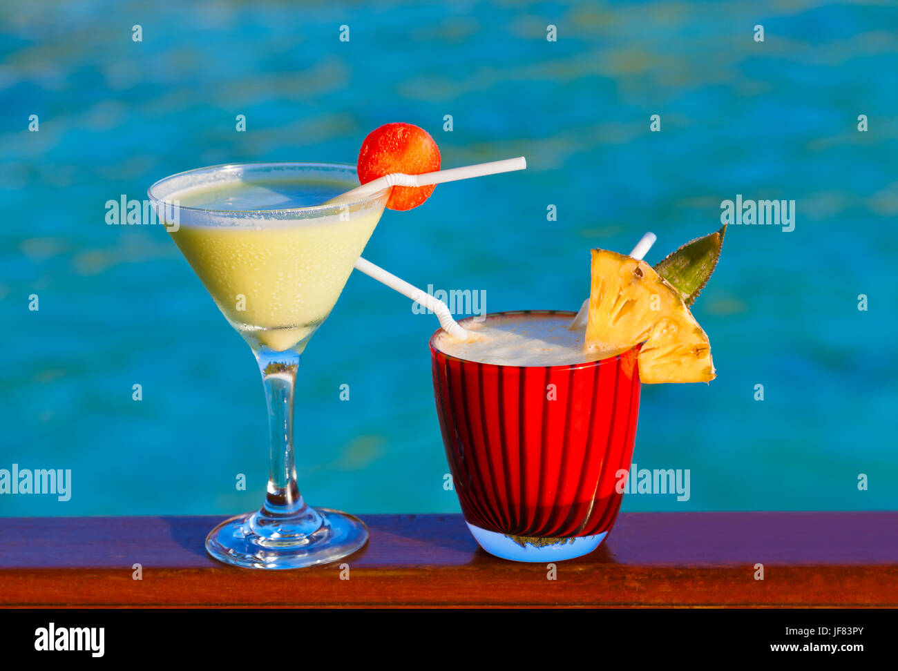 Cocktail di frutta sulla spiaggia delle Maldive Foto Stock