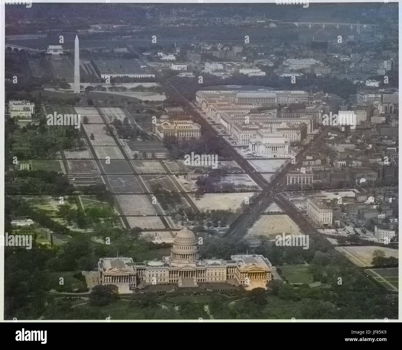 Vista aerea del Campidoglio e il Triangolo Federale, Washington DC, 1936. Nota: l'immagine è stato colorizzato digitalmente usando un processo moderno. I colori possono non essere periodo-precisa. Foto Stock