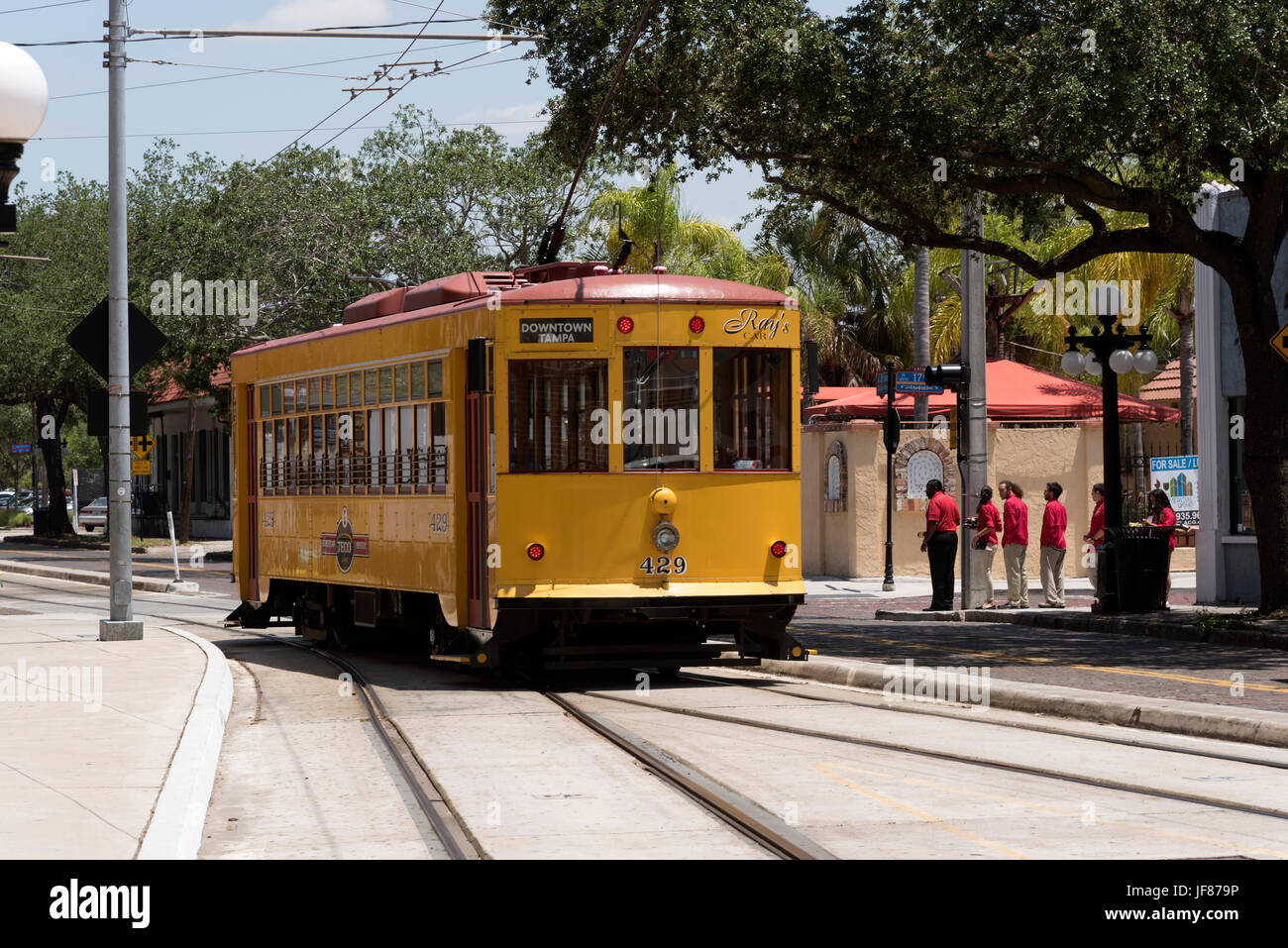 Teco la linea tram a Ybor City il quartiere storico di Tampa Florida USA. Circa 2017 Foto Stock