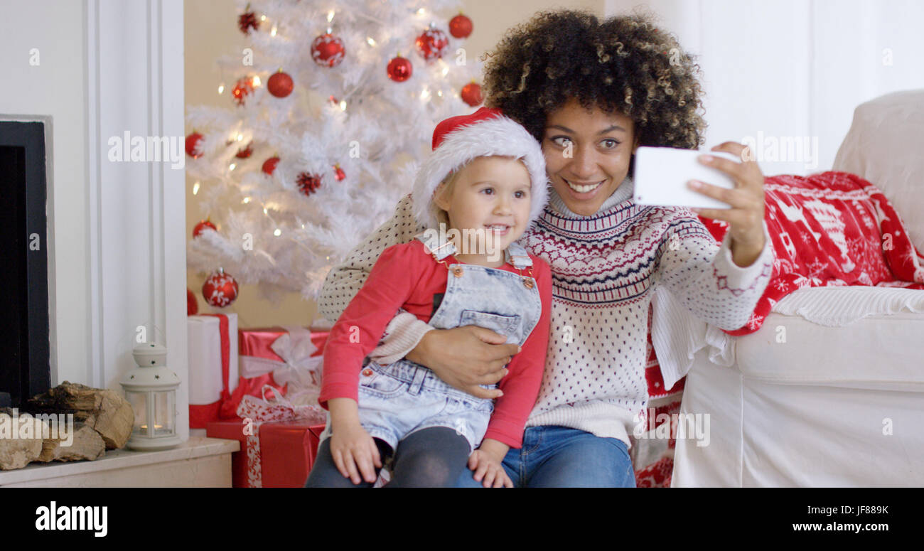 Donna e bambino in posa per telefono con fotocamera Foto Stock