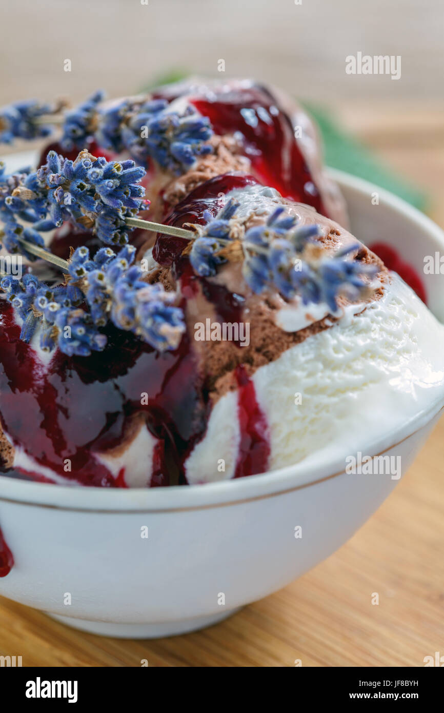Lavanda e gelato al cioccolato. Foto Stock