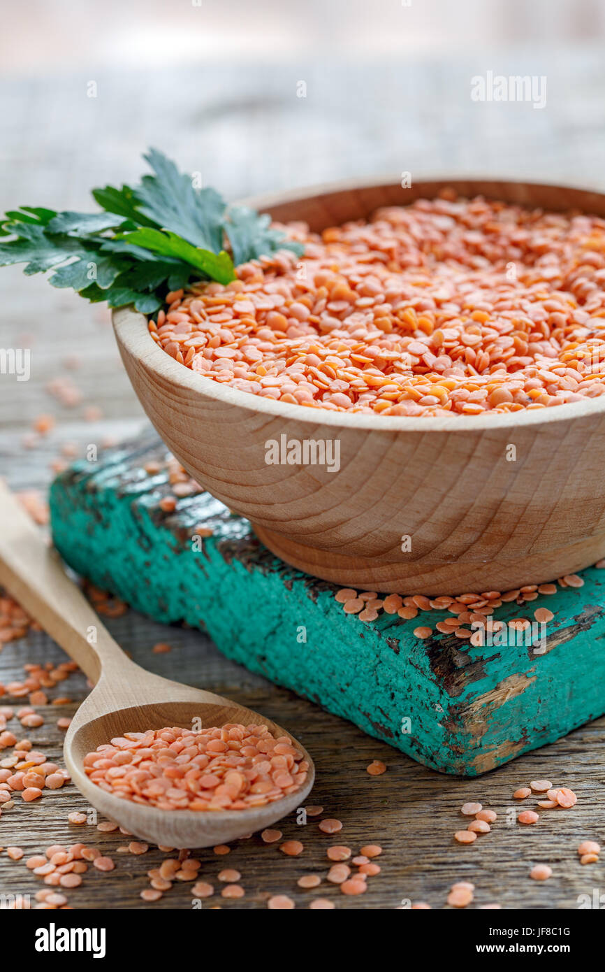 Ciotola con lenticchie rosse, il prezzemolo e il cucchiaio. Foto Stock