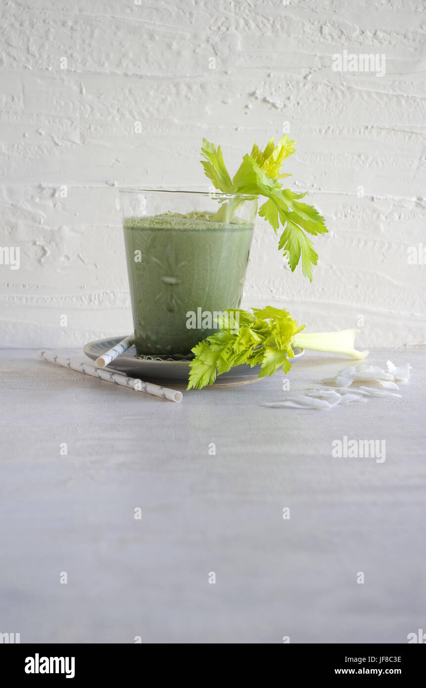 Frullato di verde con il sedano rapa e noce di cocco Foto Stock