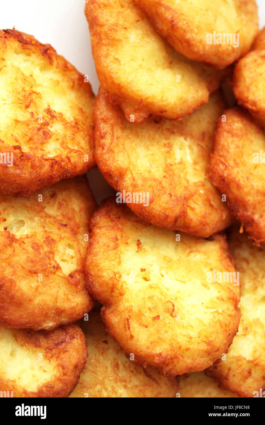 Gustose frittelle di patate su piastra bianca, primo piano Foto Stock