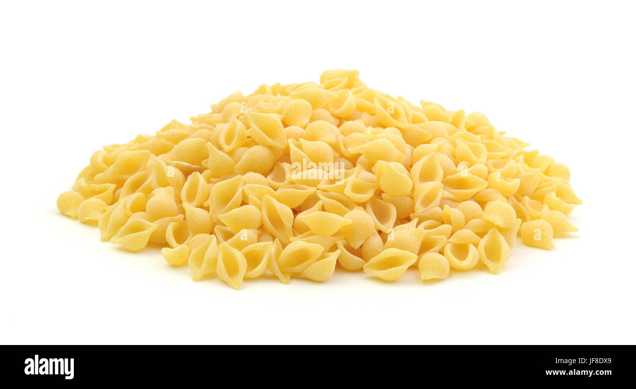 Pasta conchiglie isolati su sfondo bianco Foto Stock