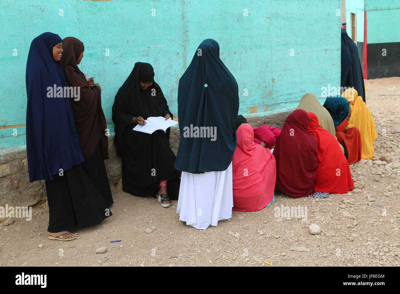 Agli studenti di rivedere le loro lezioni prima di sedersi per il loro termine finale esame alla Mujama Scuola secondaria a Beledweyne, Somalia, il 22 maggio 2017. AMISOM foto Foto Stock