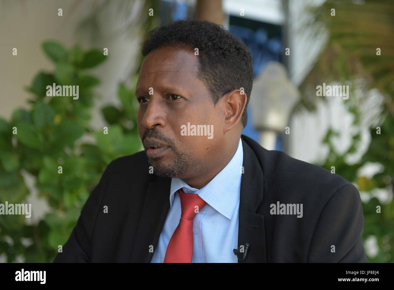 Omar Abdirahman Osman, il ministro delle informazioni del governo federale della Somalia, parla durante un'intervista a Mogadiscio, Somalia il 19 aprile 2017. AMISOM foto / Ilyas Ahmed Foto Stock