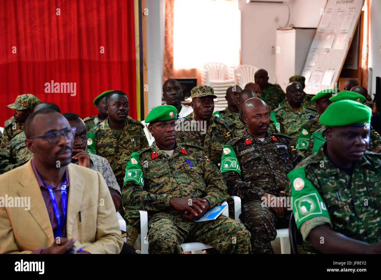 Senior ugandese ufficiali sotto la missione dell Unione Africana in Somalia (AMISOM) ad una riunione di sicurezza frequentato da Ambasciatore Francisco Madera, il rappresentante speciale del Presidente della Commissione dell'Unione africana (SRCC) per la Somalia e AMISOM Comandante della Forza, Lt. Generale Osman Noor Soubagleh a Mogadiscio, Somalia il 24 giugno 2017. AMISOM foto / Ilyas Ahmed Foto Stock