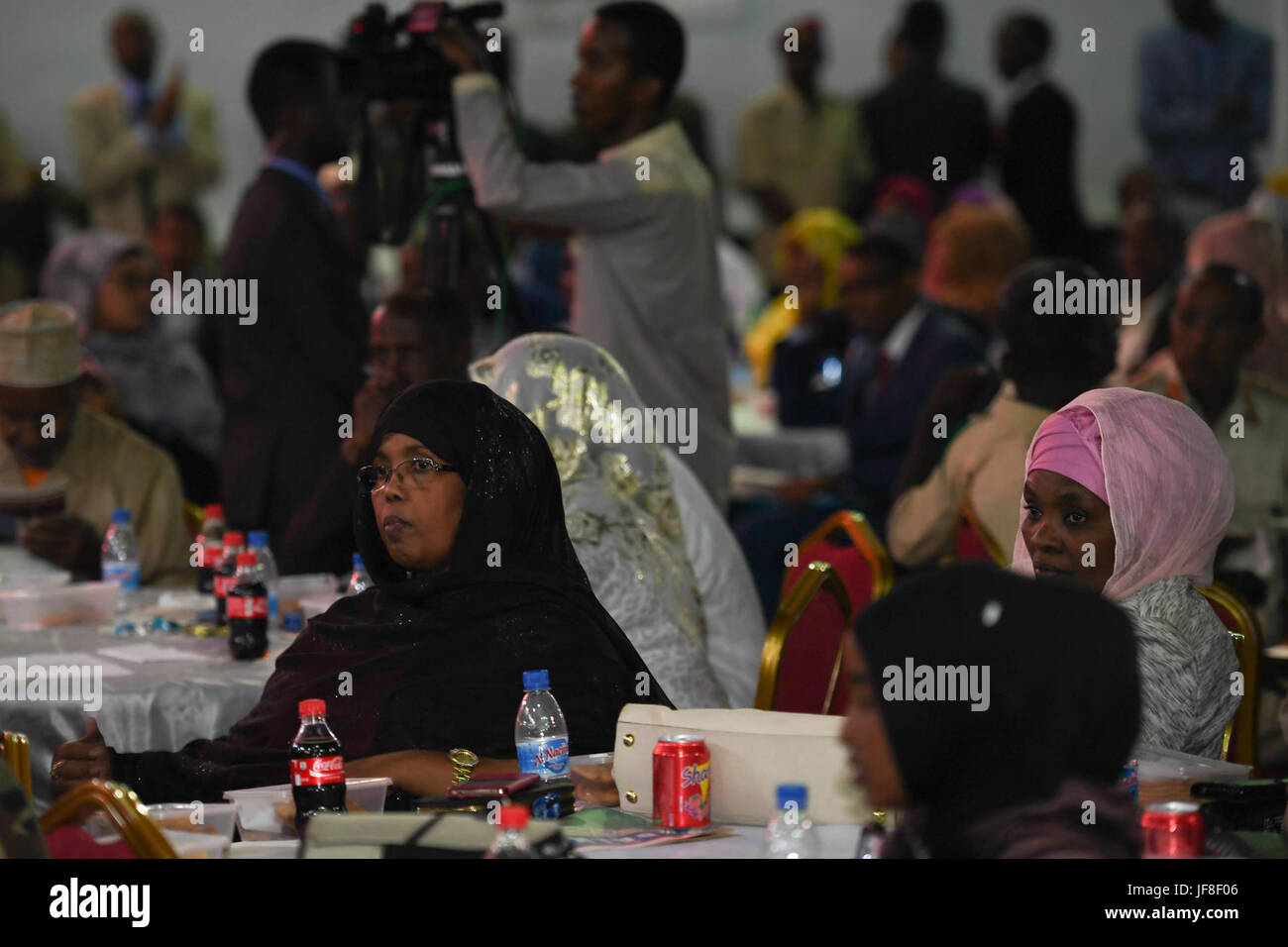 Gli ospiti a una cerimonia per la 57th anniversario del giorno della Somalia regioni del nord hanno ottenuto la loro indipendenza dalla Gran Bretagna il 26 giugno 1960. Questo evento si è tenuto a Mogadiscio del municipio il 26 giugno 2017. AMISOM foto / Ilyas Ahmed Foto Stock