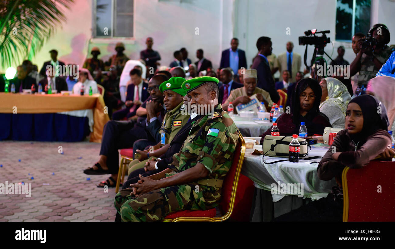 Senior AMISOM ufficiali e gli altri ospiti per assistere a una cerimonia per la 57th anniversario del giorno della Somalia regioni del nord hanno ottenuto la loro indipendenza dalla Gran Bretagna il 26 giugno 1960. Questo evento si è tenuto a Mogadiscio del municipio il 26 giugno 2017. AMISOM foto / Ilyas Ahmed Foto Stock