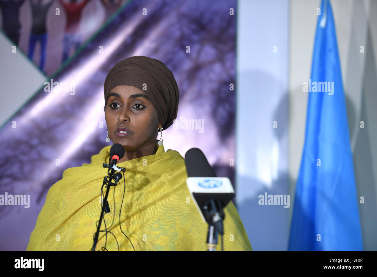 Naima Aden Elmi, Presidente della Save somalo organizzazione giovanile (SASOYO) parla in occasione di una conferenza tra la diaspora somala rimpatriati e i locali per promuovere buone relazioni, di comprensione e di colmare il divario tra i due gruppi. Questo è stato tenuto a Mogadiscio il 28 giugno 2017. AMISOM foto / Ilyas Ahmed Foto Stock