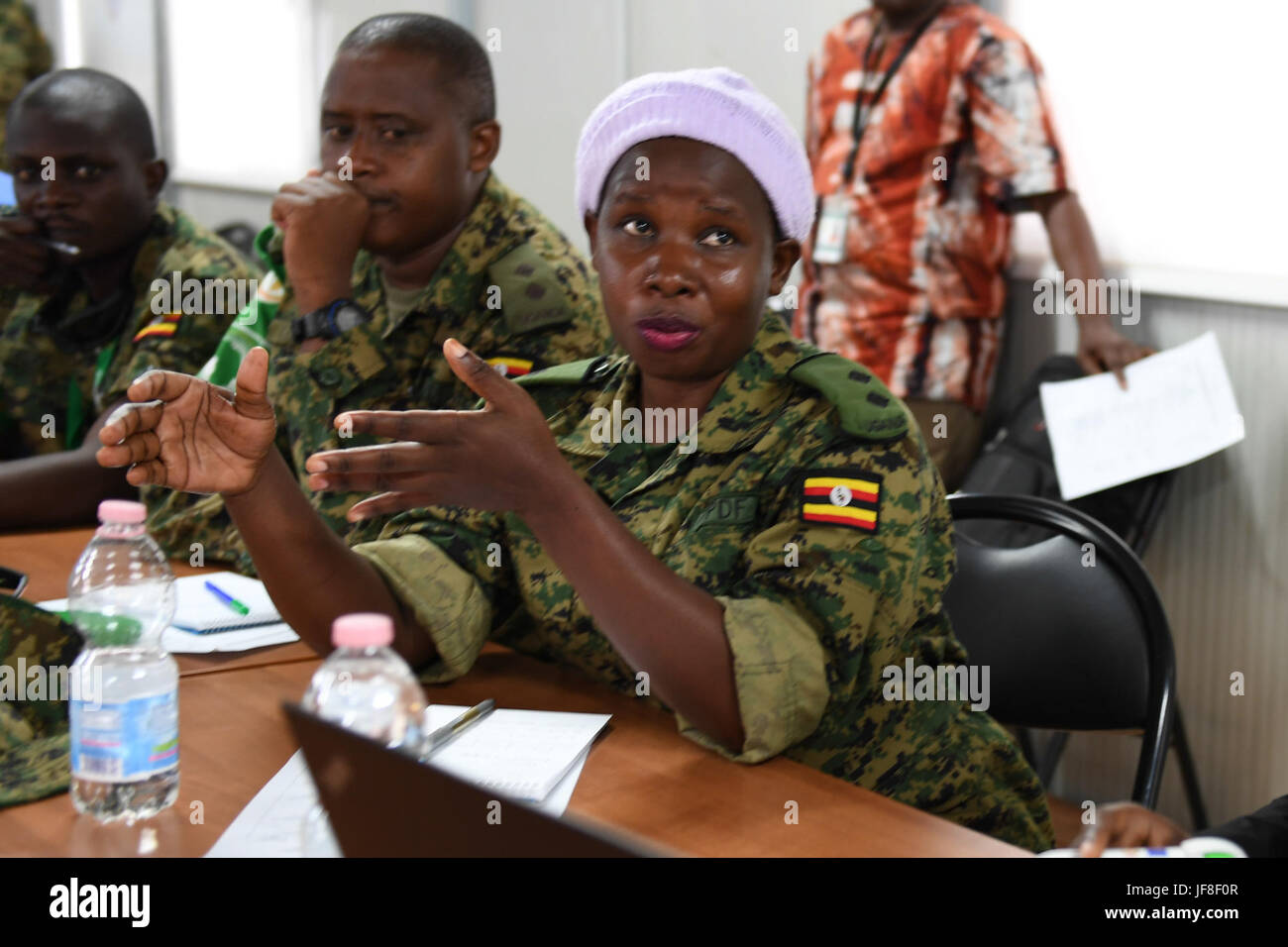 Una femmina di ufficiale militare che serve sotto la missione dell Unione Africana in Somalia (AMISOM) rende un punto durante un workshop sulla popolazione civile vittima Tracking, analisi e risposta di cella (CCTARC) a Mogadiscio, Somalia il 2 maggio 2017. AMISOM foto Foto Stock