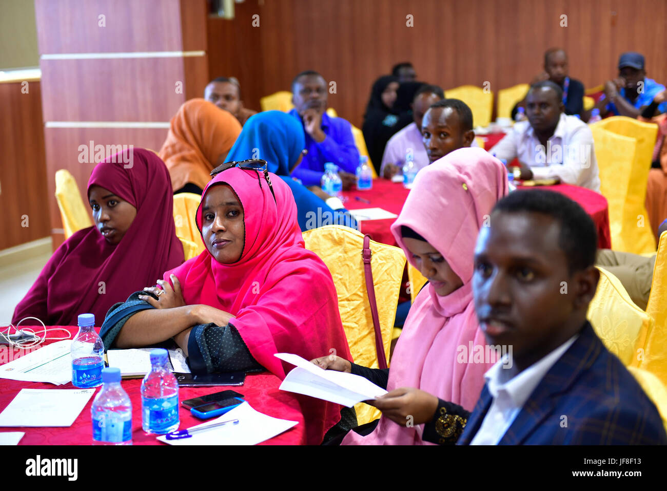 Gioventù somala seguire la procedura in occasione di una conferenza fra diaspora rimpatriati e i locali per promuovere buone relazioni, di comprensione e di colmare il divario tra i due gruppi. Questo è stato tenuto a Mogadiscio il 28 giugno 2017. AMISOM foto / Ilyas Ahmed Foto Stock