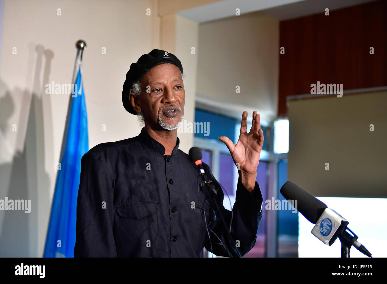 Il prof. Abdifatah Egah, Direttore dell Ufficio di diaspora Affiars parla ad una conferenza fra diaspora somala rimpatriati e i locali per promuovere buone relazioni, di comprensione e di colmare il divario tra i due gruppi. Questo è stato tenuto a Mogadiscio il 28 giugno 2017. AMISOM foto / Ilyas Ahmed Foto Stock