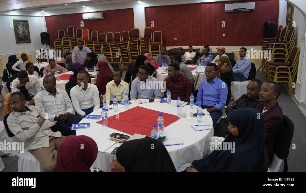 I partecipanti frequentano un workshop sulla costruzione della pace e dei meccanismi di risoluzione dei conflitti per le comunità locali a Mogadiscio, Somalia del 06 maggio 2017. AMISOM foto / Ilyas Ahmed Foto Stock