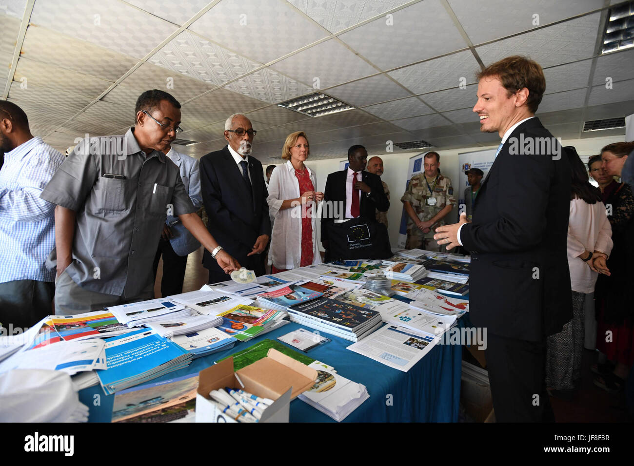 Mohamed Sheikh Osman Jawari, l'altoparlante della Somalia il parlamento federale e Veronique Lorenzo, l'Unione europea (UE) Ambasciatore in Somalia, in corrispondenza di una esposizione si spegne durante le celebrazioni per la Giornata dell'Europa a Mogadiscio il 9 maggio 2017. AMISOM foto / Omar Abdisalan Foto Stock