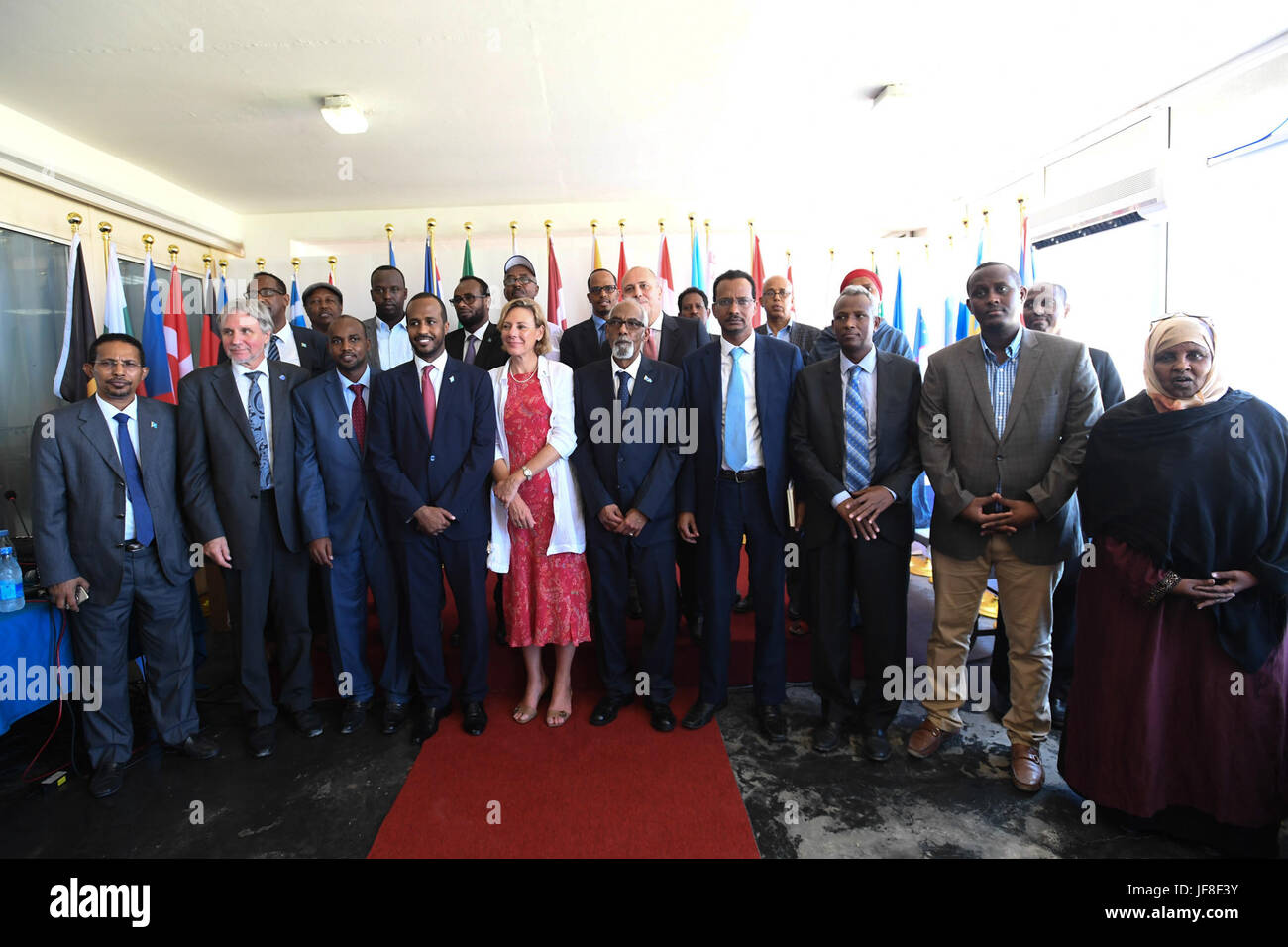 Funzionari di somali Governo Federale, Unione europea, diplomatici e gli ospiti posano per una foto di gruppo durante una cerimonia per la Giornata dell'Europa a Mogadiscio il 09 maggio 2017. AMISOM foto / Omar Abdisalan Foto Stock