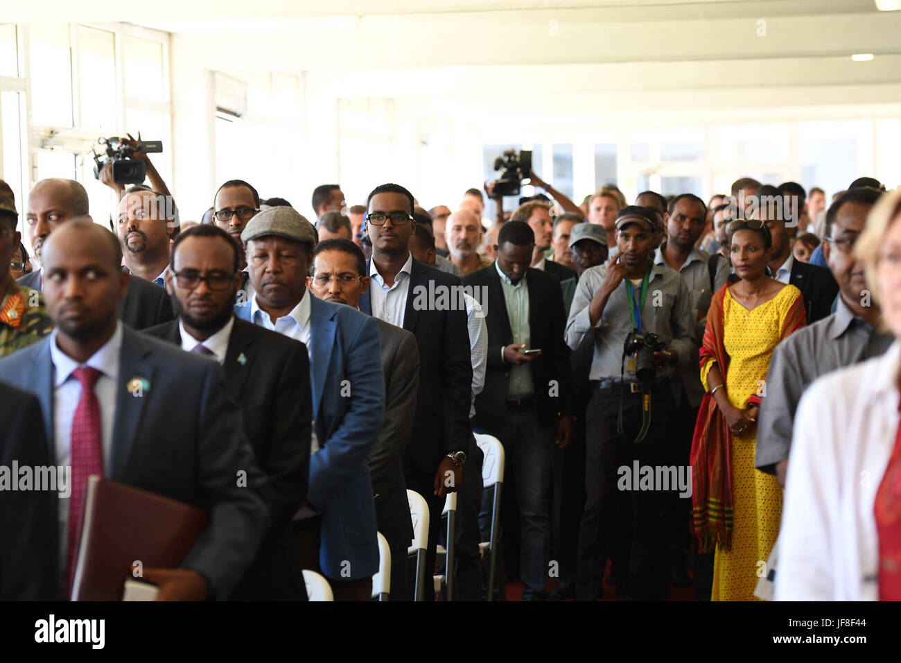 Funzionari di somali Governo Federale, Unione europea, diplomatici e gli ospiti possono partecipare a una cerimonia per la Giornata dell'Europa a Mogadiscio il 09 maggio 2017. AMISOM foto / Omar Abdisalan Foto Stock