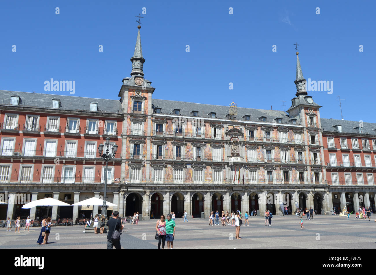 Street vista laterale del La Casa de la Panadería nella Plaza Mayor di Madrid in Spagna Foto Stock