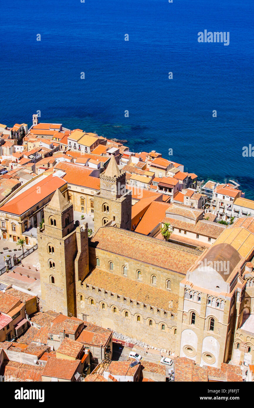 I tetti del centro storico, Cefalù, in provincia di Palermo, Sicilia, Italia Foto Stock