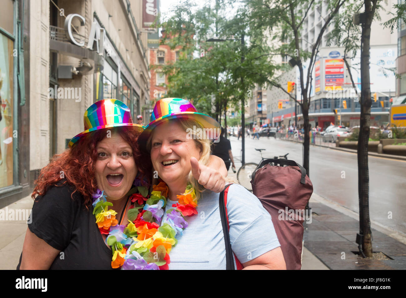 Toronto, Canada - 25 giugno 2017: due donne in posa per la fotocamera prima di Toronto Gay Pride Parade Foto Stock