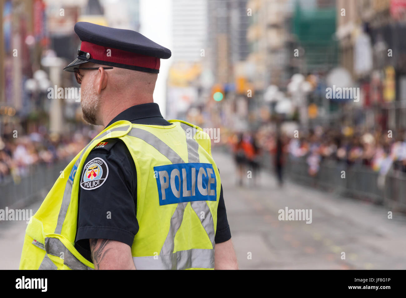 Toronto, Canada - 25 giugno 2017: vista posteriore di una polizia officier sulla strada prima di Toronto pride parade Foto Stock
