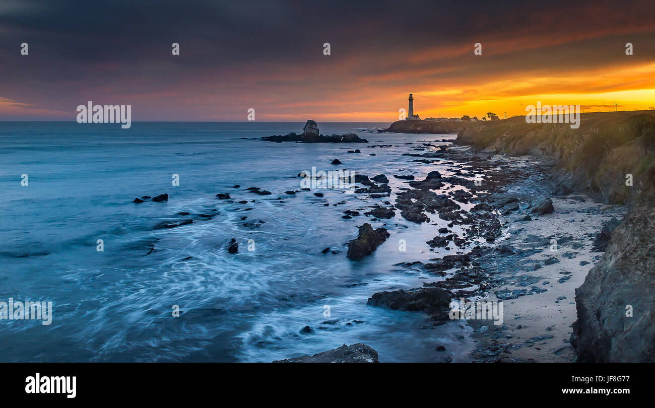 Pigeon Point Lighthouse durante il tramonto, punto di riferimento della costa del Pacifico Foto Stock