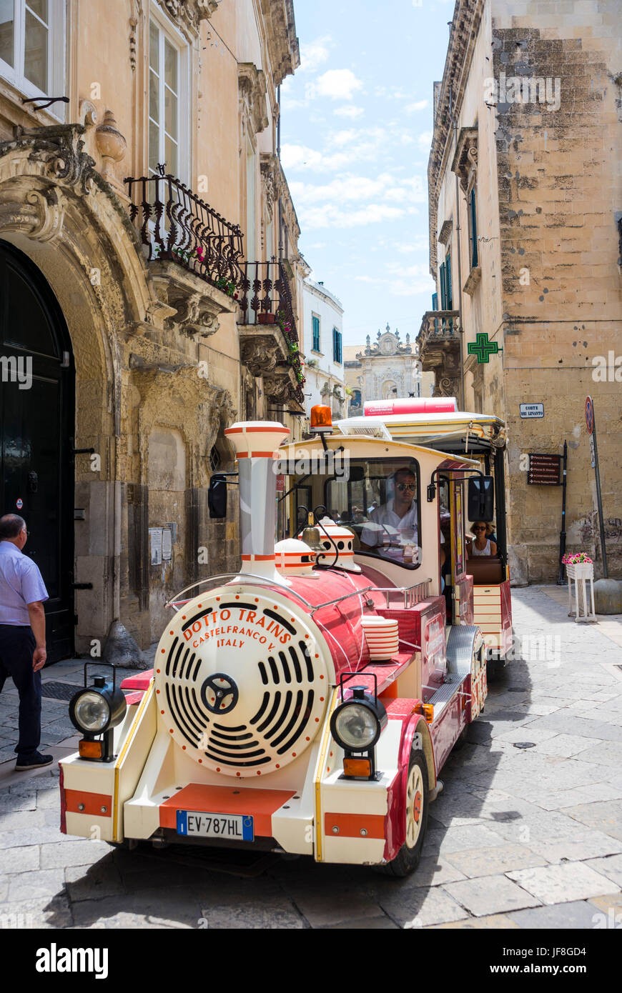 Un treno turistico che si snoda attraverso le strette strade di Lecce, Puglia, Italia. Foto Stock