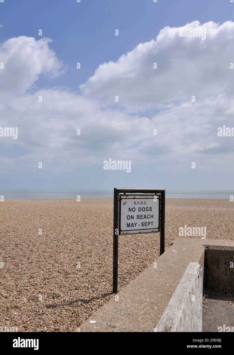 No cani sulla spiaggia di aldeburgh segno Foto Stock