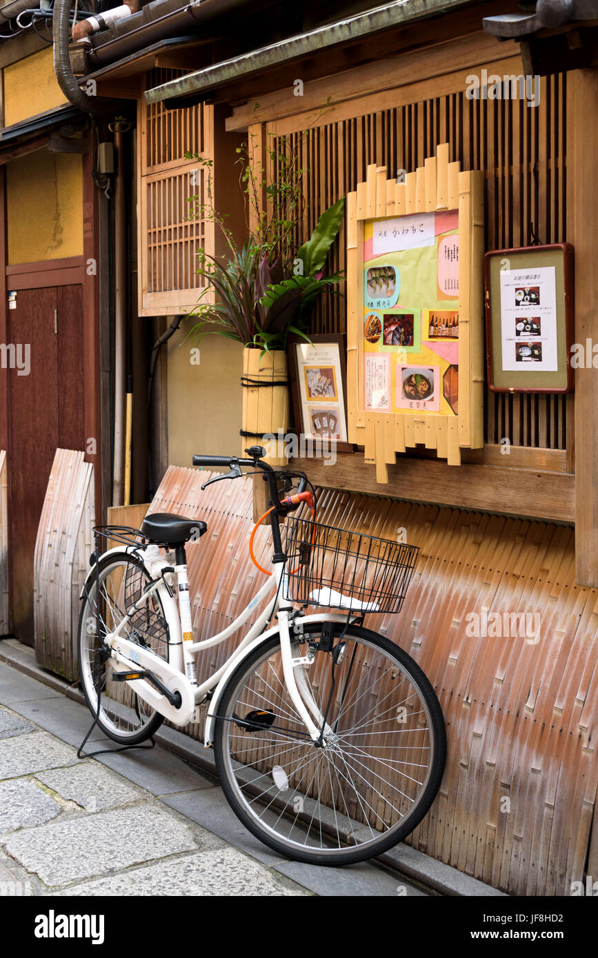 Ciclo parcheggiata fuori un cafe'. Gion a Kyoto, Giappone. Foto Stock