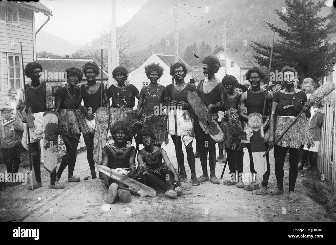 Una foto d'epoca di uomini e donne a Førde, Norvegia, intorno al 1912-1930, indossando costumi tradizionali e vestendo durante una celebrazione culturale. Foto Stock