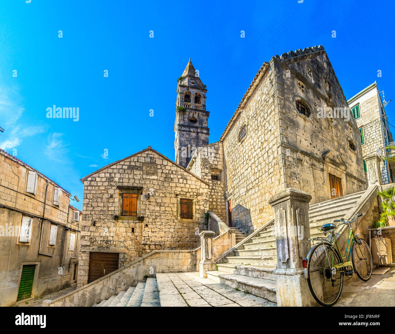 Vecchia architettura di pietra in Dalmazia, popolare culturale e storica chiesa. Foto Stock