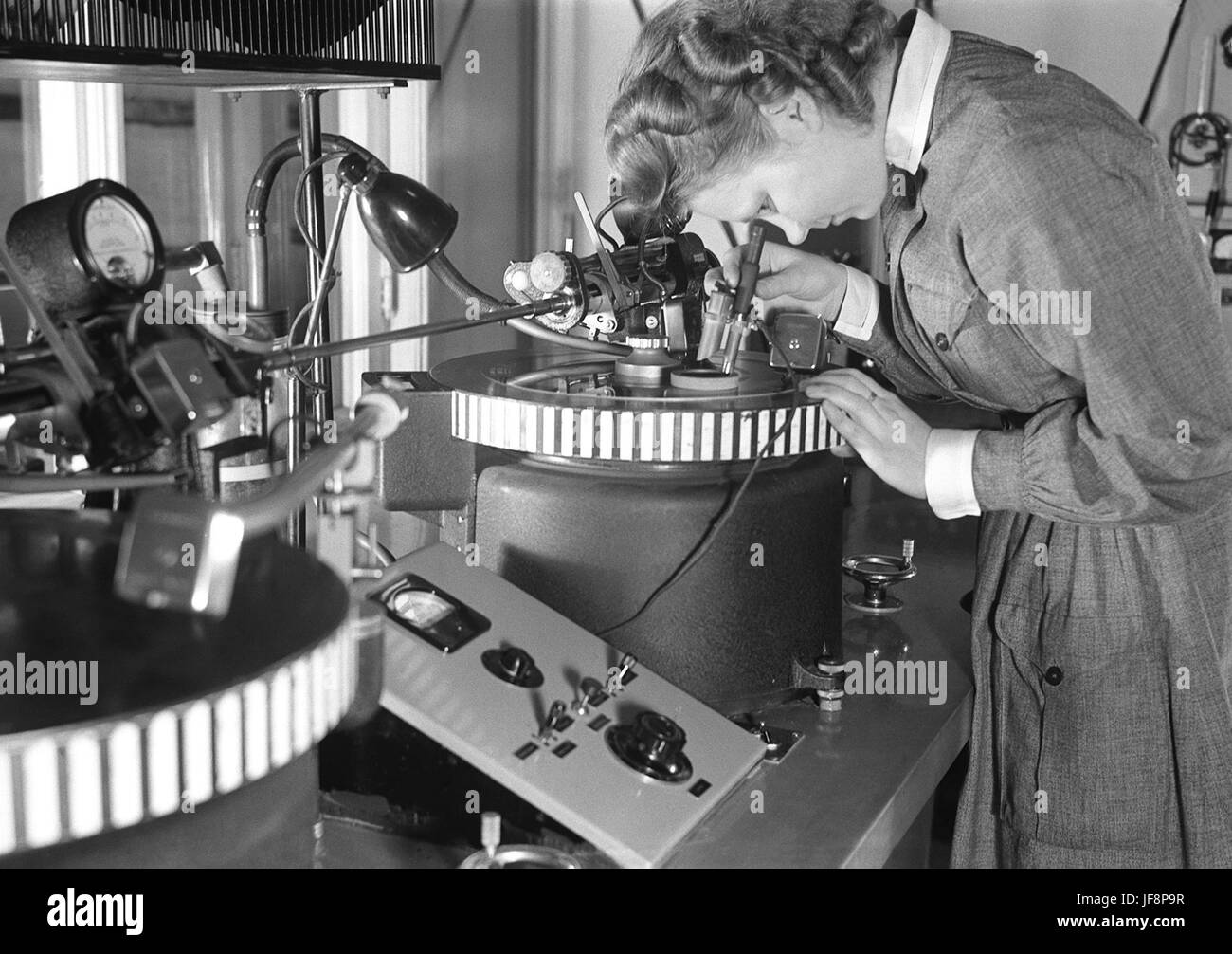 La registrazione istantanea di dischi presso il finlandese della società di radiodiffusione in 1940ies 29471536265 o Foto Stock