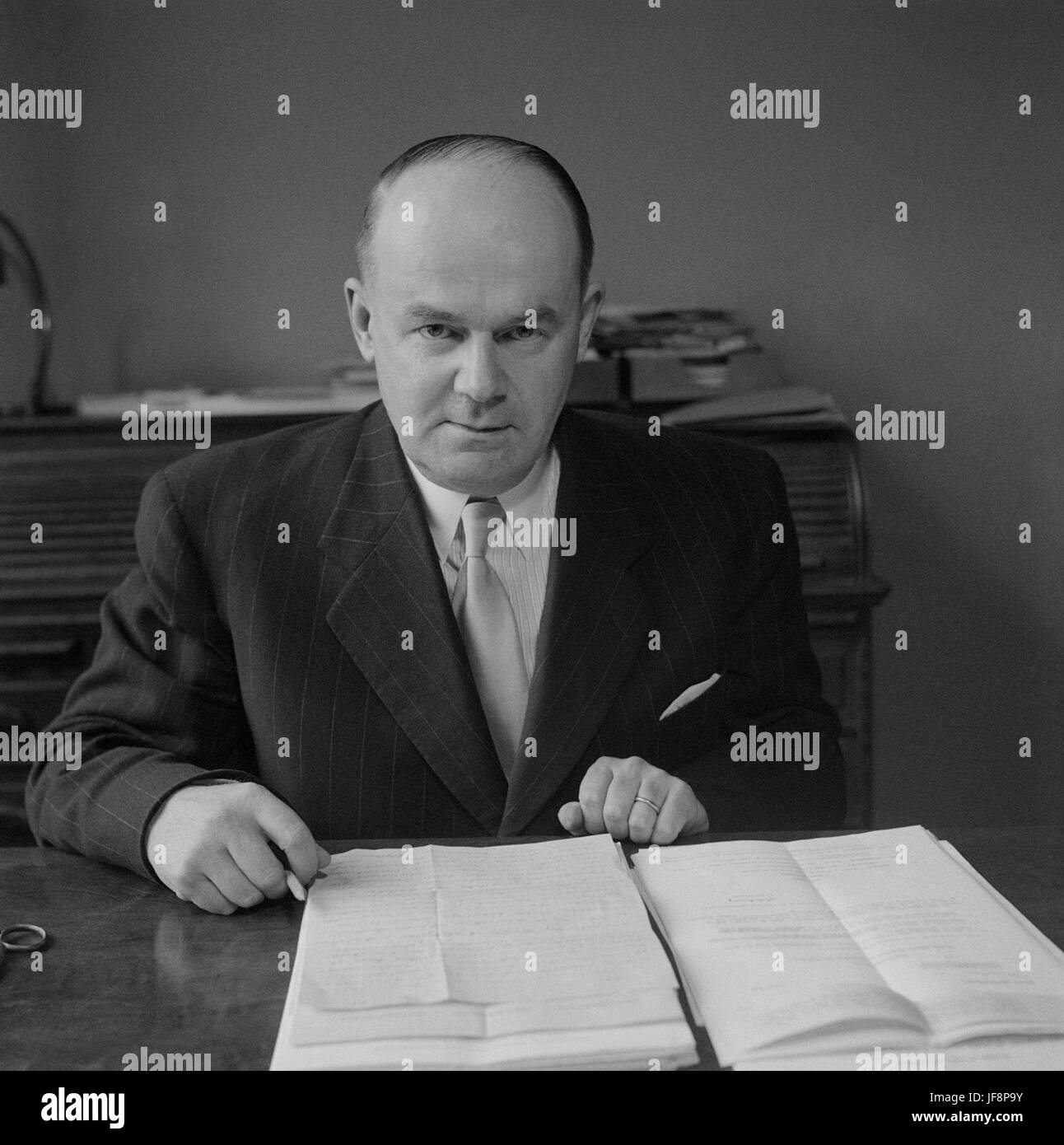 Un ritratto di Einar Sundström, direttore generale della Finnish Broadcasting Company (Yle) dal 1949 al 1964, durante la sua influente leadership nei media finlandesi. Foto Stock