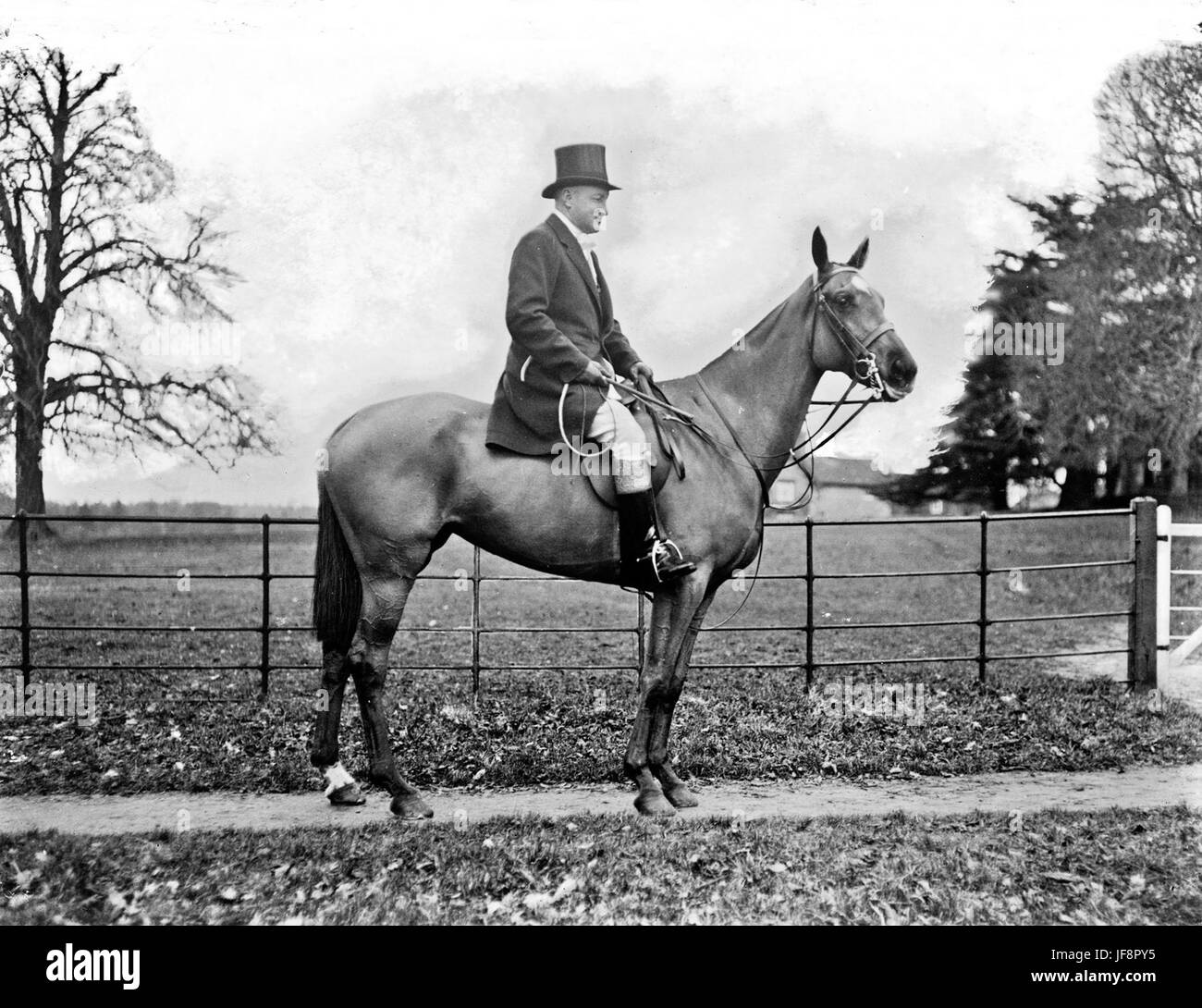 Il signor Frank Green a cavallo fuori dalla Treasurer's House di York, catturato in una fotografia d'epoca, che mostra la vita inglese del XIX secolo. #FrankGreen #YorkHistory Foto Stock