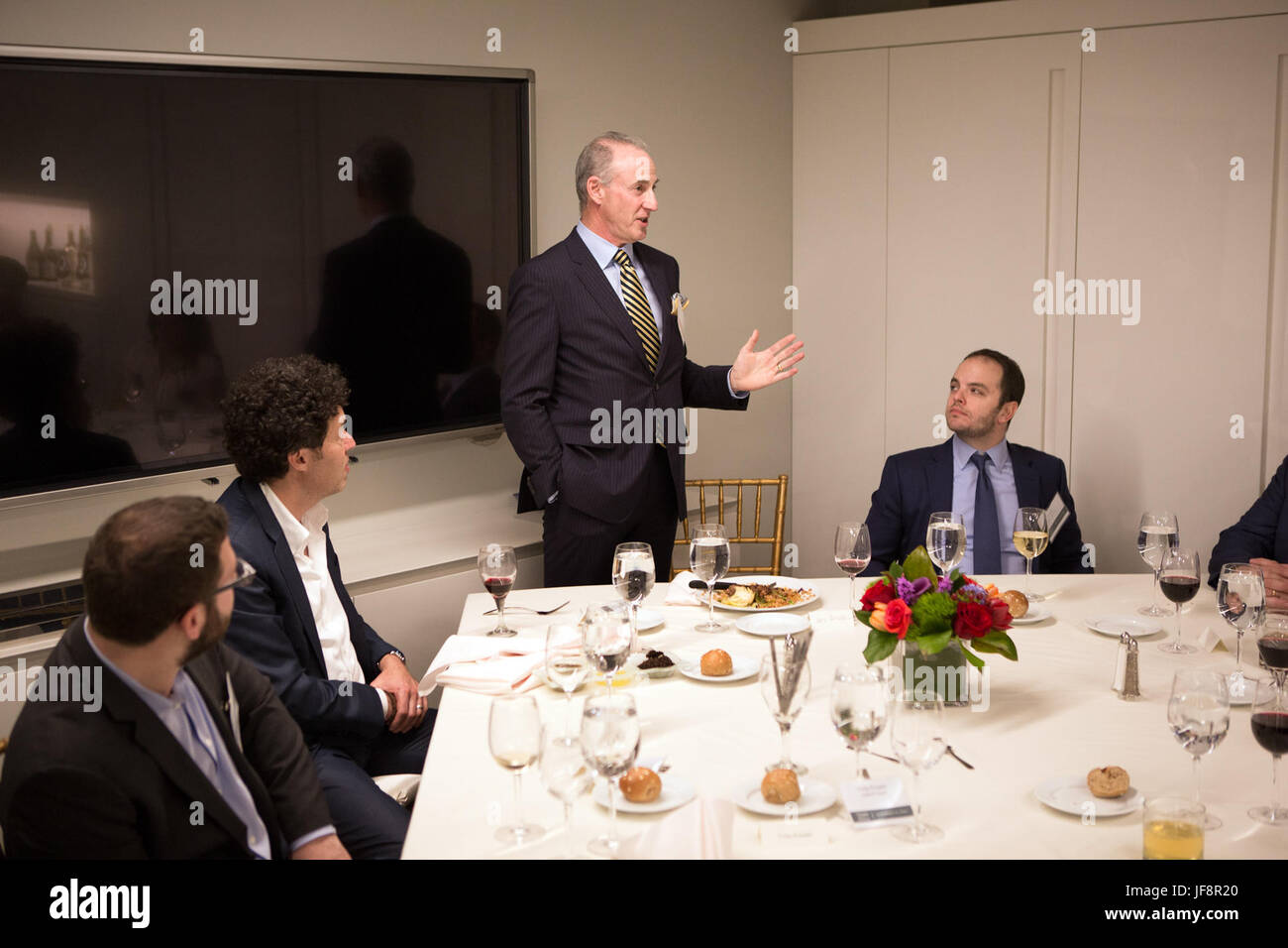 Un'immagine che cattura l'essenza di figure potenti nell'industria, evidenziando i "titani dell'industria" che hanno plasmato il paesaggio economico del XX secolo. Questi individui influenti erano leader nella produzione, nella finanza e nel commercio. Foto Stock