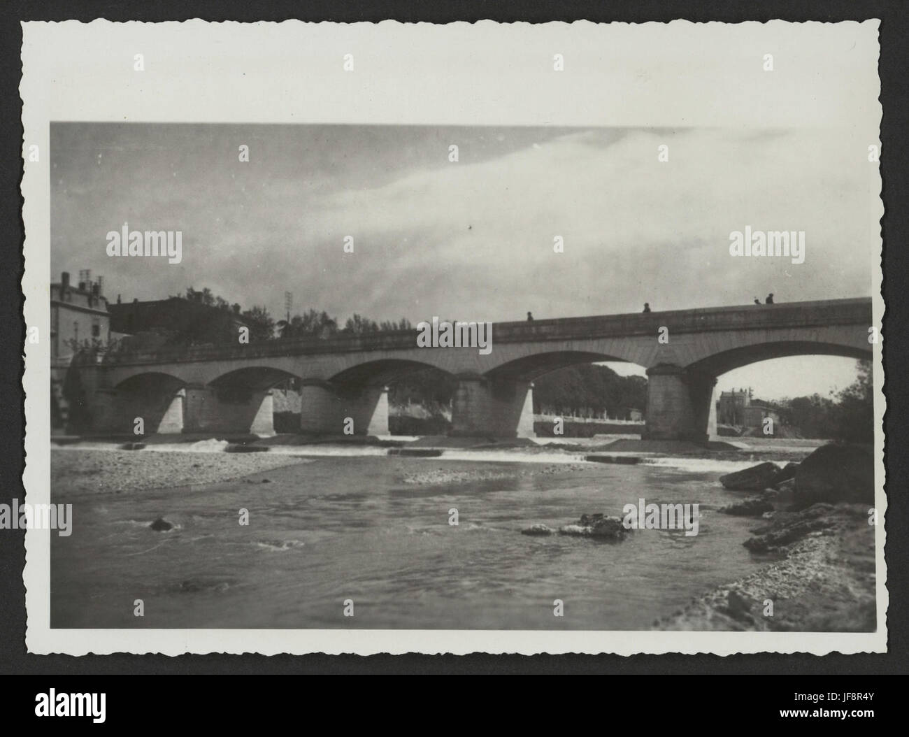 Lo storico ponte sul fiume Drôme, distrutto nel 1940 durante la seconda guerra mondiale, catturando la devastazione del tempo di guerra in Francia. Foto Stock