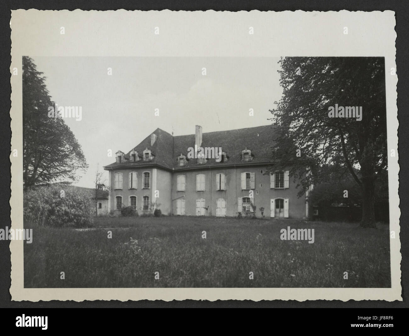 Un'immagine di una casa borghese a Drôme, Francia, che riflette lo stile architettonico e la ricchezza della classe superiore della regione nel XIX secolo. Foto Stock