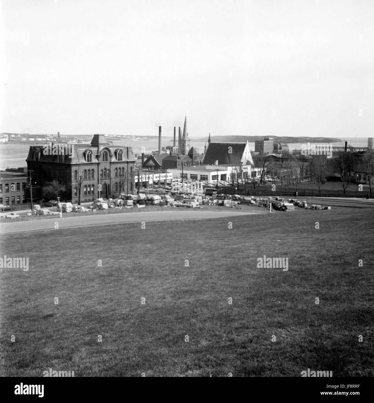 Una vista panoramica storica da Citadel Hill, guardando a sud-est verso l'incrocio di Brunswick, catturando il paesaggio urbano di Halifax, nuova Scozia, con uno sfondo storico. Foto Stock
