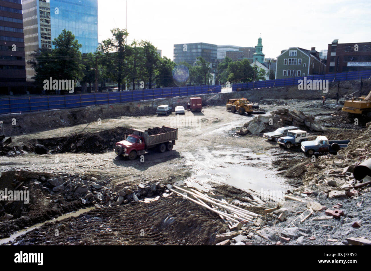 Una fotografia del sito di scavo per l'aggiunta del Metro Centre presso Duke e Argyle Street a Halifax, nuova Scozia, che cattura lo sviluppo urbano della città. Foto Stock