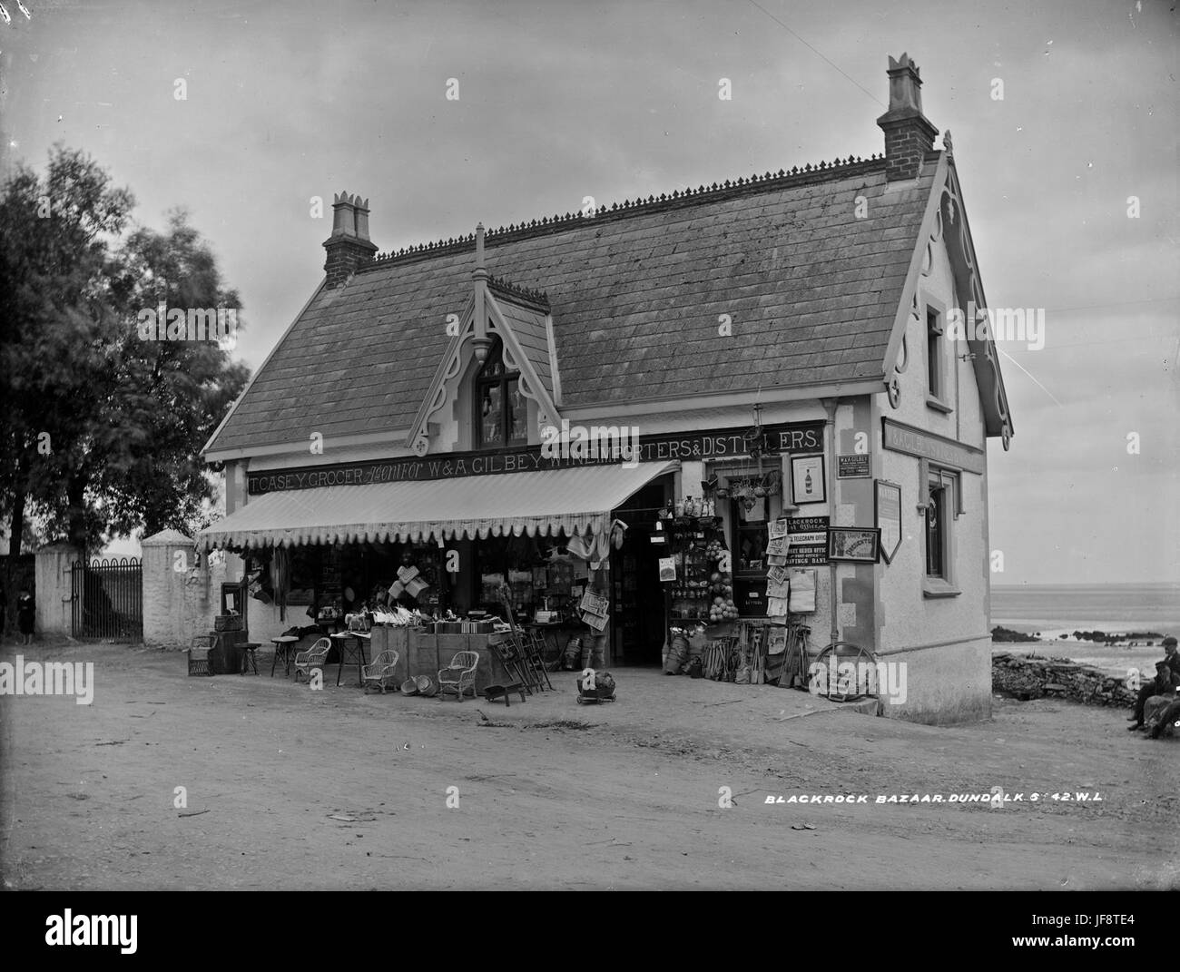 Una vivace scena al Bazaar di Blackrock, contea di Louth, Irlanda, che raffigura la cultura del mercato locale e l'atmosfera storica. Foto Stock
